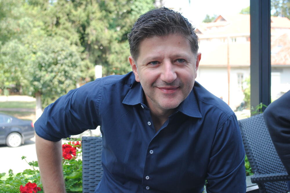 GEJ POLJUBAC ILI SCENA SA OBNAŽENOM DEVOJKOM? Miljan Prljeta za Espreso otkrio šta mu je bilo teže da objasni ženi!