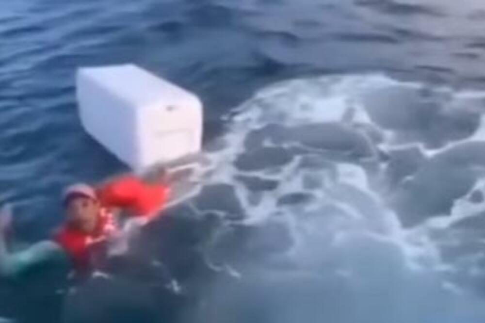 OSTALI ZAROBLJENI NA SRED OKEANA! Noge im UTRNULE od plivanja, JEDVA izdržali, a ONDA se pojavio ON (VIDEO)