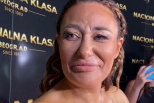 ŠTA SE DEŠAVA SA OVOM ŽENOM? Ana Nikolić USLIKANA NA PODU, sa nogama na zidu i OVIM U USTIMA