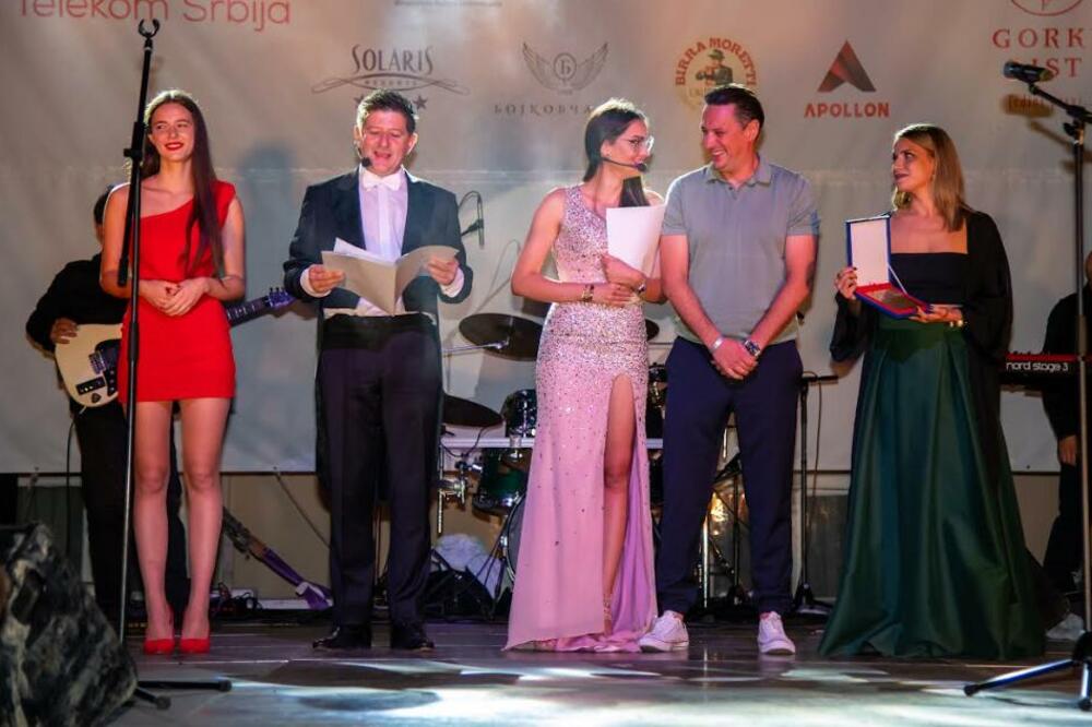 TALENTOVANA I ATRAKTIVNA DANICA GRUBAČKI ODUŠEVILA JE PUBLIKU U APOLLONOVOM FILMU “PORNO PRIČA” !