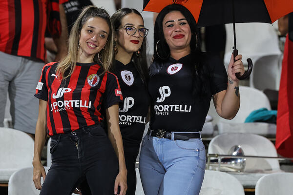 LEPOTICE SA MALTE U CENTRU PAŽNJE U OPUSTELOJ HUMSKOJ: A "Grobari" ne staju sa "Uprava napolje!" (FOTO/VIDEO)