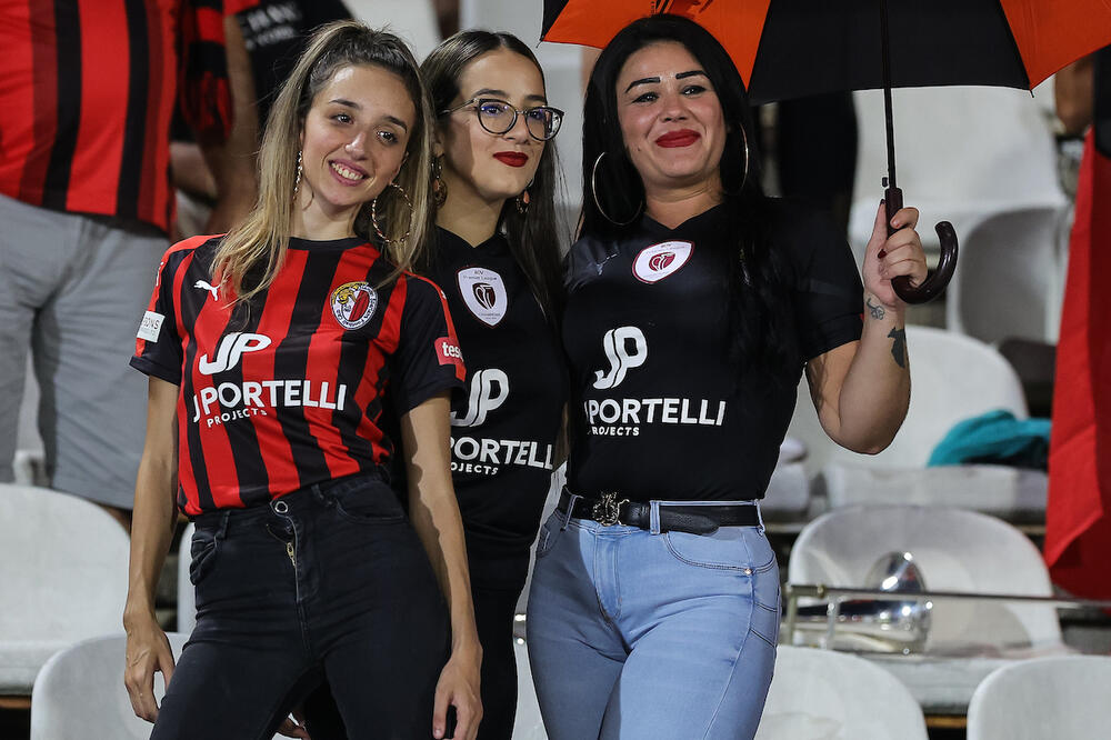 LEPOTICE SA MALTE U CENTRU PAŽNJE U OPUSTELOJ HUMSKOJ: A "Grobari" ne staju sa "Uprava napolje!" (FOTO/VIDEO)