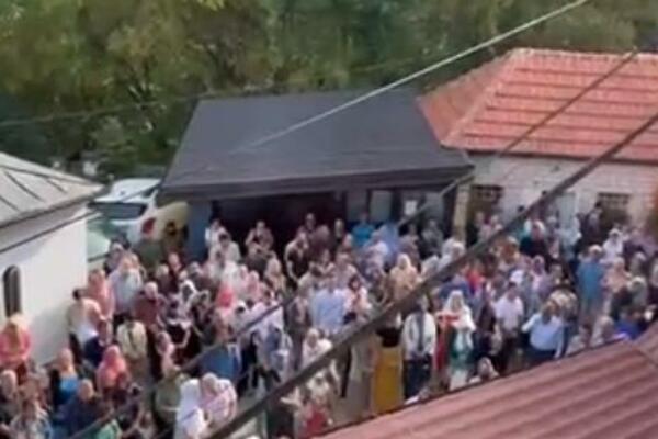 STOTINE VERNIKA SKUPILO SE U MANASTIRU PREOBRAŽENJE OD RANOG JUTRA: Obeležavaju veliki praznik (FOTO)