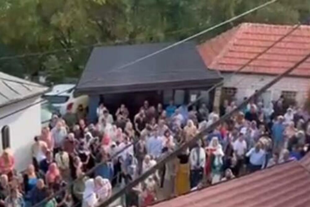 STOTINE VERNIKA SKUPILO SE U MANASTIRU PREOBRAŽENJE OD RANOG JUTRA: Obeležavaju veliki praznik (FOTO)