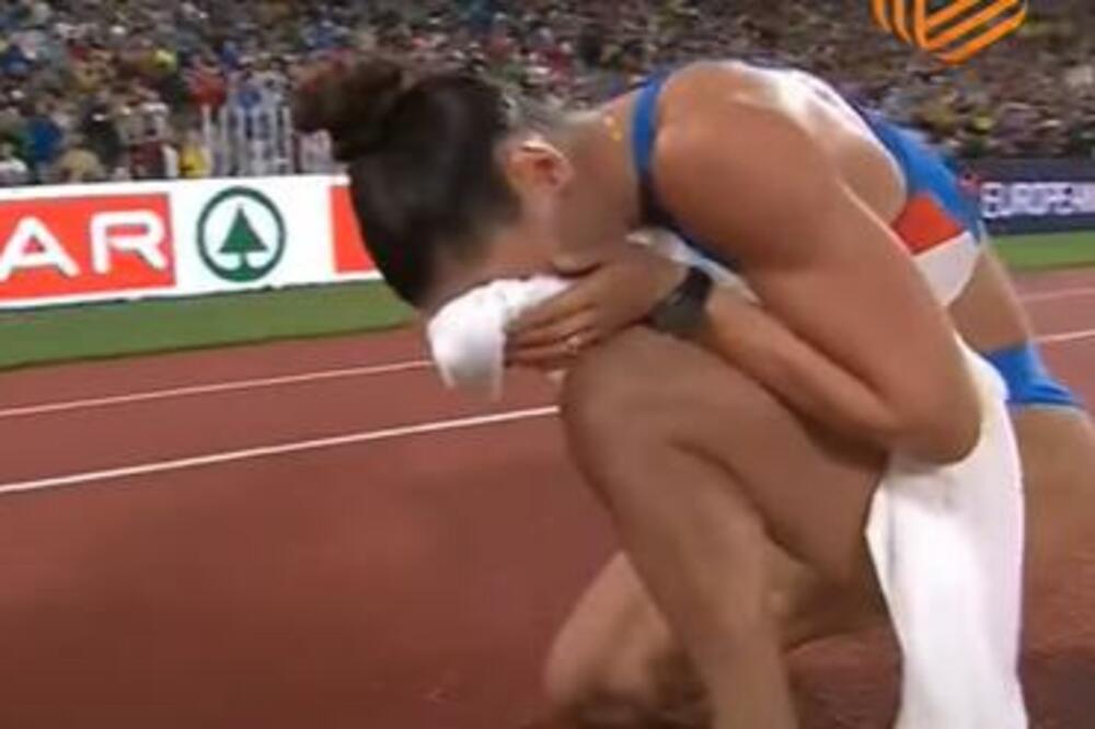SCENA ZA PONOS I RADOST SRBIJE: Ivana nije mogla da obuzda suze, evo kome je prvo otrčala kad je pobedila! (VIDEO)