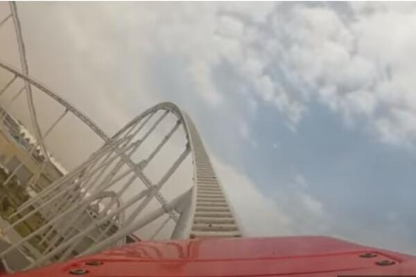 IMALI ODNOSE USRED LUNA PARKA, RADILI TO NA ROLERKOSTERU! Sve je snimljeno, a odmah iza njih BILA SU DECA!