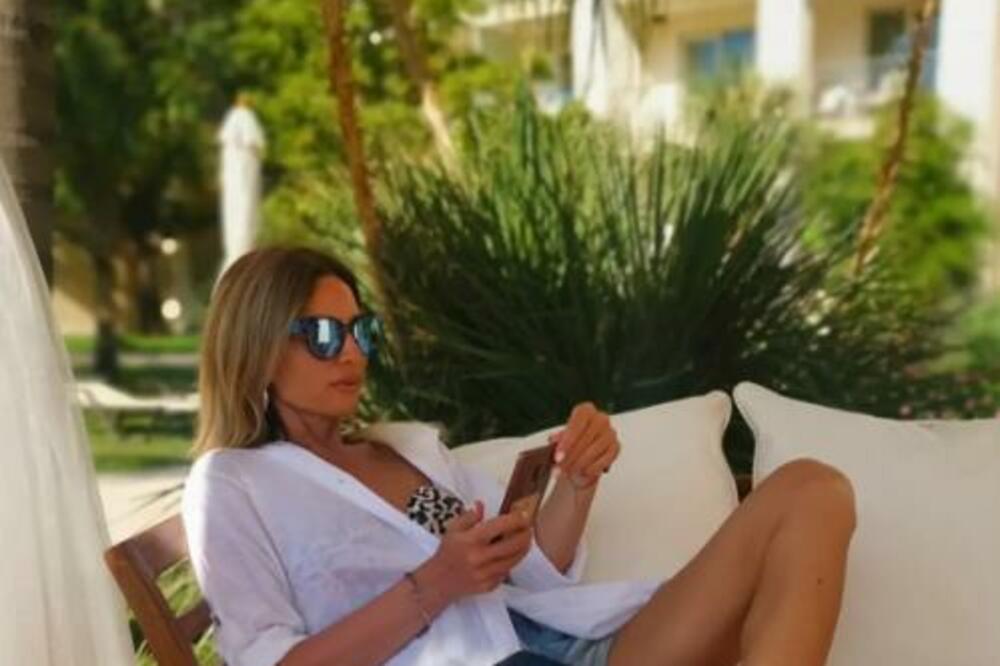 NIKADA NE BISTE POGODILI DA OVA VODITELJKA PUNI 50 GODINA: Izgleda kao BOGINJA, mnogo MLAĐE bi joj POZAVIDELE