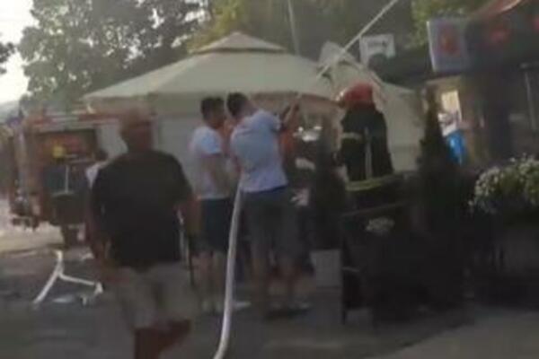POŽAR U KAFIĆU U VRANJU: Vatrena stihija progutala objekat, krov i potkrovlje u potpunosti IZGORELI (VIDEO)