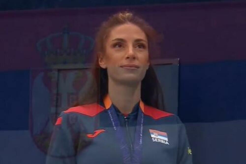 TRENUTAK ZA PAMĆENJE: Ponosna Ivana Vuleta sa zlatom oko vrata slušala "BOŽE PRAVDE" u Minhenu! (VIDEO)