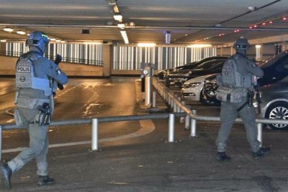 DVE OSOBE RANJENE U PUCNJAVI U ŠVEDSKOJ: Nasumično otvorio vatru u tržnom centru?