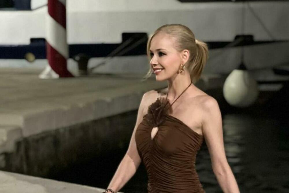 ROZGA JE LUDILO MOZGA! Pevačica gazi PETU DECENIJU, a izgleda kao TINEJDŽERKA: Telo od kog ZASTAJE DAH!