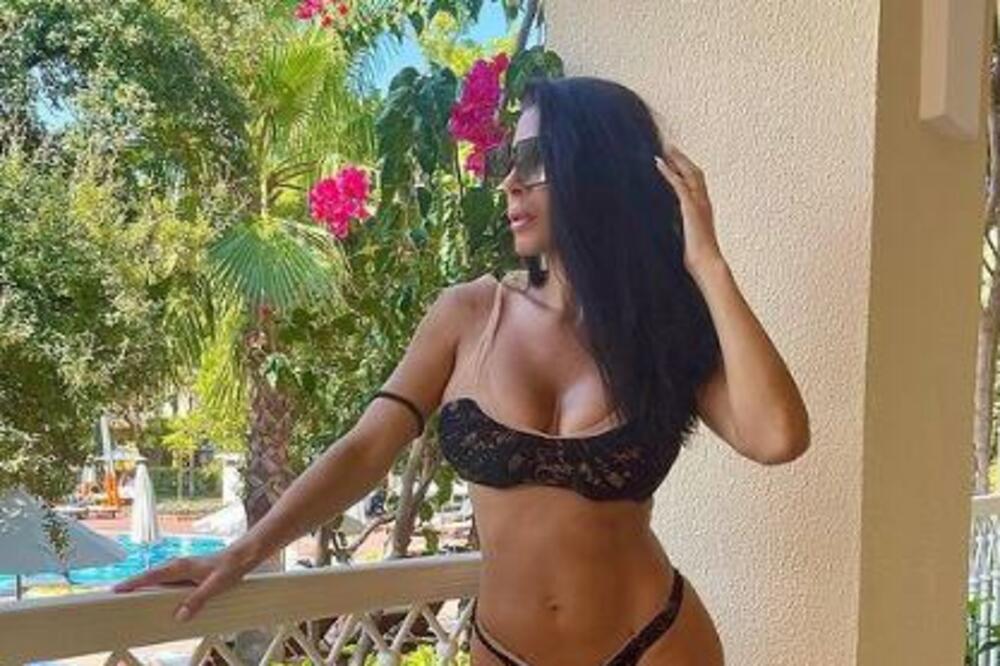 ONA JE NAJZGODNIJA SRPSKA PEVAČICA: Skinula se i pokazala kakva je ATOMSKA BOMBA, BEZ FOTOŠOPA! (FOTO)