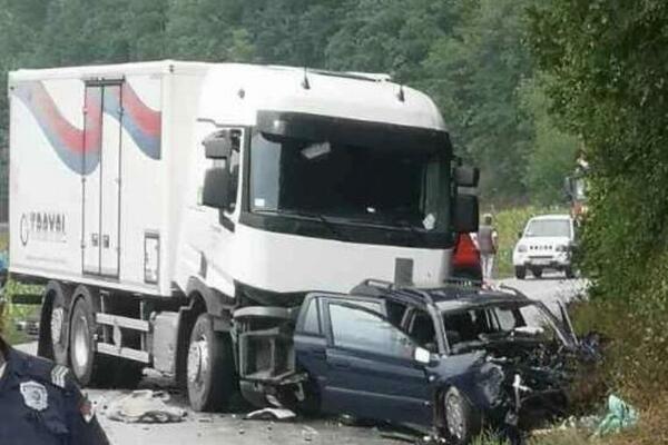SAOBRAĆAJNA NESREĆA KOD BAJINE BAŠTE! Kamion samleo automobil, jedna osoba stradala (FOTO)