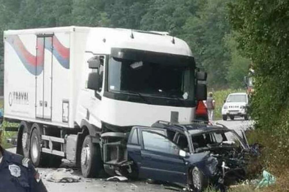 SAOBRAĆAJNA NESREĆA KOD BAJINE BAŠTE! Kamion samleo automobil, jedna osoba stradala (FOTO)