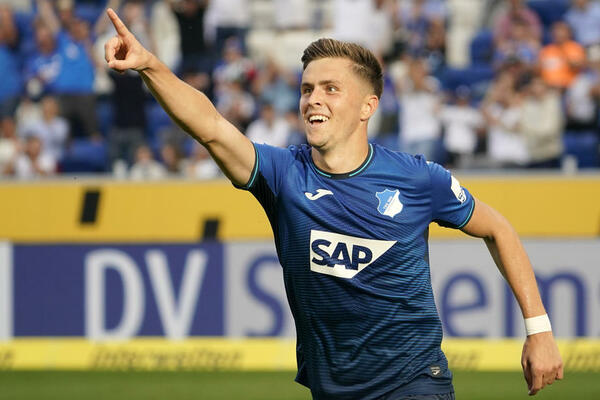 POTEZ ZBOG KOGA VREDI DOĆI NA STADION! Fudbaler Hofenhajma na sjajan način matirao golmana! (VIDEO)