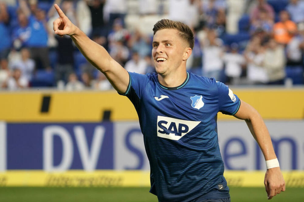 POTEZ ZBOG KOGA VREDI DOĆI NA STADION! Fudbaler Hofenhajma na sjajan način matirao golmana! (VIDEO)