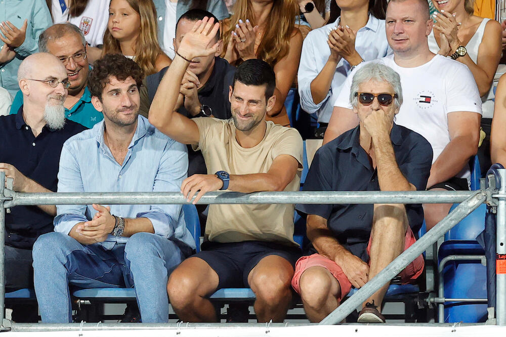 NOVAK POSLE KOŠARKAŠA DOŠAO DA POZDRAVI I VATERPOLISTE: Đoković na oproštaju šestorice veličanstvenih! (FOTO)