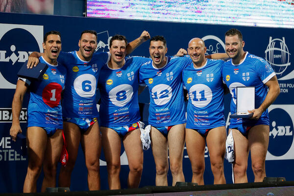 VATERPOLISTI SE NA NIKAD EMOTIVNIJI NAČIN OPROSTILI OD SRBIJE: Otpevali pesmu koja je i Novaka podigla ! (VIDEO)