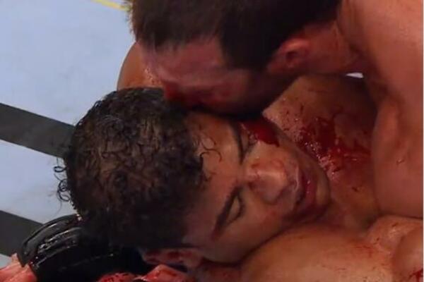 MOŽE LI ODVRATNIJE - BOLESNI MODERNI GLADIJATOR: Amerikanac razmazivao sopstvenu KRV po licu rivala! (VIDEO)