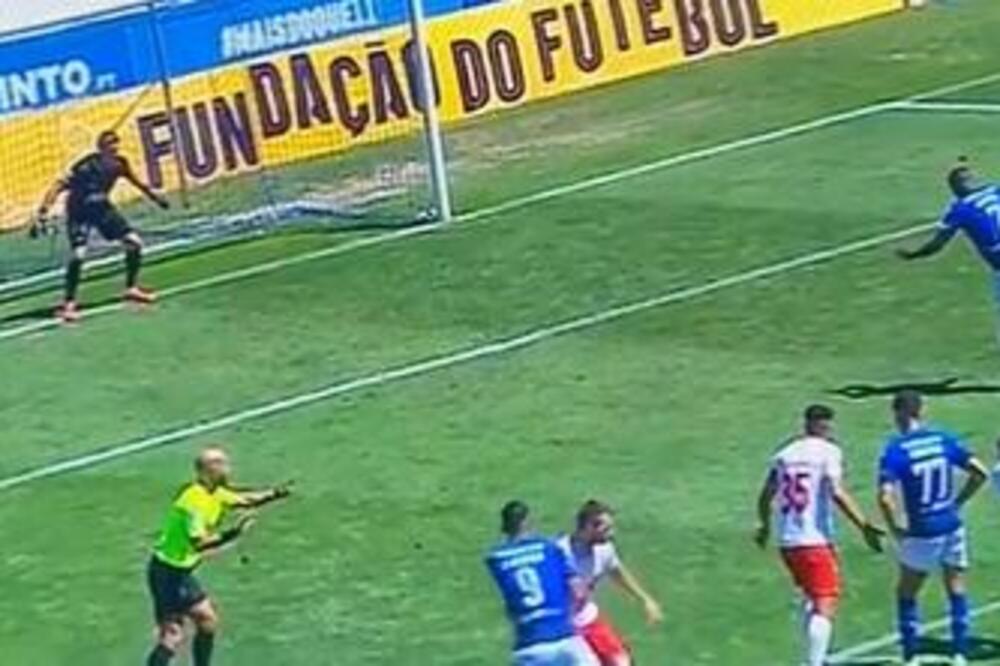 NAJČUDNIJI PENAL IKADA! Svi su mislili da je slika zamrznuta, KAO DA JE IZREŽIRANO BILO, ŠOKIRAĆETE SE! (VIDEO)