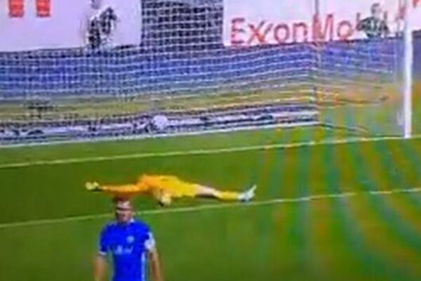 ŠOK SCENA! Golman postigao gol sa celog terena, PROTIVNIČKI ČUVAR MREŽE PAO KAO DA JE MRTAV! (VIDEO)