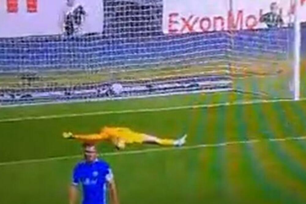 ŠOK SCENA! Golman postigao gol sa celog terena, PROTIVNIČKI ČUVAR MREŽE PAO KAO DA JE MRTAV! (VIDEO)