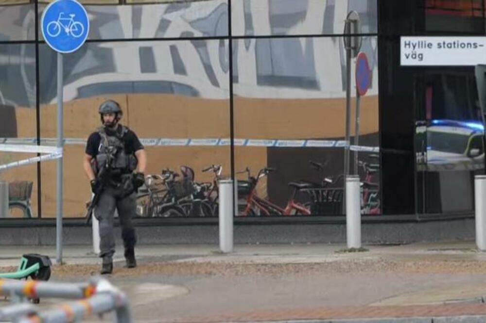 HOROR! Dečak (14) upucao 6 osoba, ljudi na pločniku krvavi čekaju pomoć: Prvi snimci napada u Švedskoj! (VIDEO)