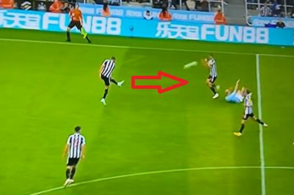 STRADAO OD 'PRIJATELJSKE VATRE': Igrač Njukasla hteo da 'ukrade' vreme, a NOKAUTIRAO saigrača! (VIDEO)