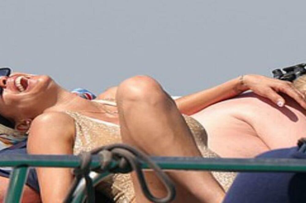 DOK JOJ MUŽ TRUNE U ZATVORU, ONA SE SKIDA NA JAHTI SA NOVIM DEČKOM! Golim grudima skreće pažnju švaleru (VIDEO)