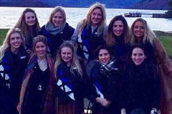 GRUPNO SE SLIKALE PORED JEZERA, A ONDA POGLEDALE U FOTOGRAFIJU: Zbog OVOG na njoj, SLEDI ĆE VAM SE KRV (FOTO)