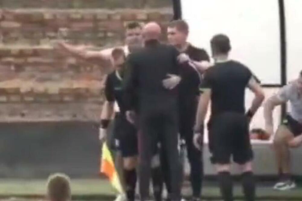 SRAMOTA U SRBIJI! Deca gledaju, a on divlja po terenu, juri sudije, psuje! Sve se vidi, sve se čuje! (VIDEO)