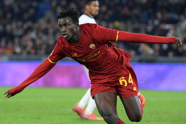 KUPIO KOPAČKE ZA 800 EVRA PA POLOMIO SAIGRAČU NOGU! Murinjo ga izbacio i platio 7 MILIONA EVRA!