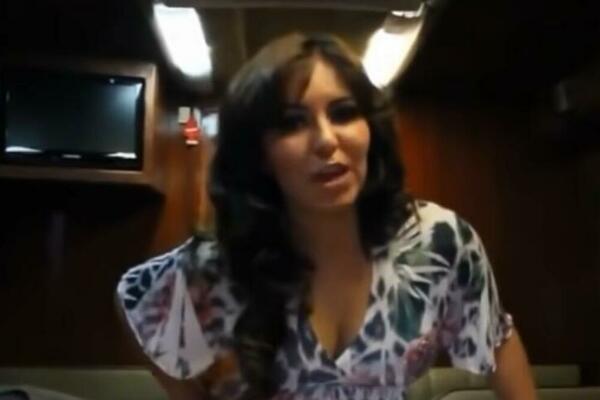 VODITELJKA SKINULA SA SEBE DONJI VEŠ I SVE SNIMILA: Oko nje su stajali u redu, prizor za (NE)DOŽIVETI STOTU (VIDEO)