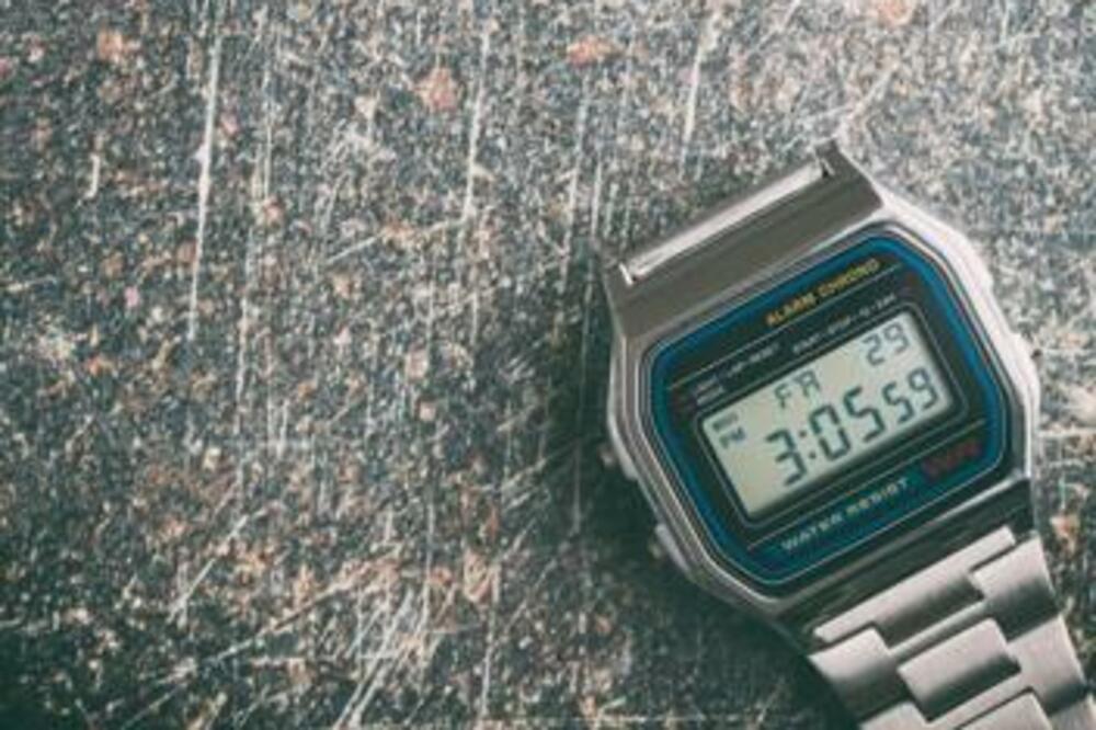 VINTAGE JE PONOVO U MODI: Digitalni sat za sve generacije je opet popularan- iskorisite AKCIJU!