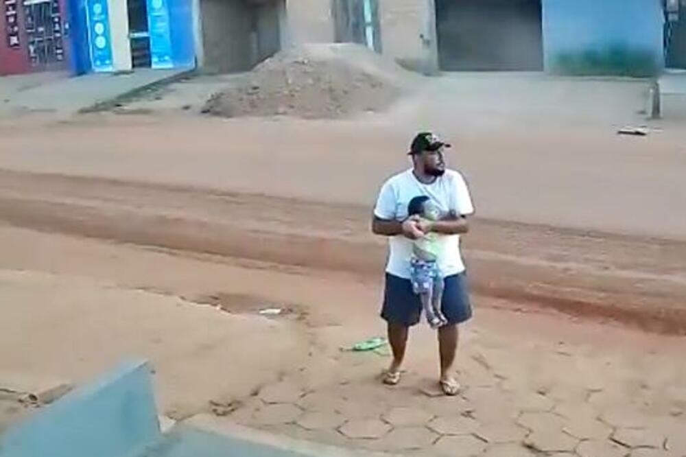 SNIMAK ZBOG KOG ĆETE SE NAJEŽITI OD GLAVE DO PETE: Otac držao BEBU u rukama, a onda je nastao HOROR! (VIDEO)