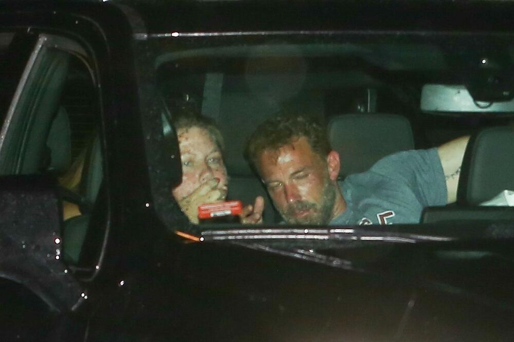 O OVIM FOTOGRAFIJAMA NE PRESTAJU DA BRUJE: Intiman sa BIVŠOM SUPURGOM, a sadašnja SVE GLEDA SADA na INTERNETU