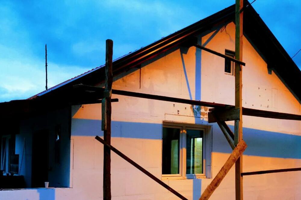 POTEZ KOJI ĆE VAM VRATITI VERU U LJUDE: Srušili komšijinu trošnu kuću, pa izgradili NOVU - humanost na DELU! (FOTO)