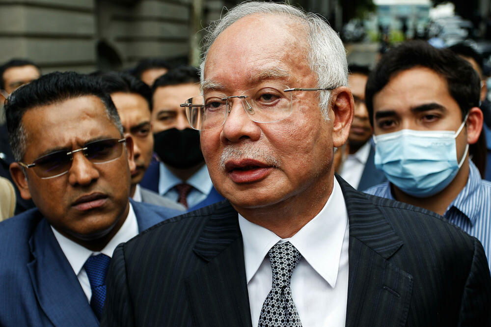 POZNATA PO LJUBAVI PREMA SKUPOCENIM TORBAMA I NAKITU: Žena bivšeg premijera proglašena krivom za ovo KRIVIČNO DELO!