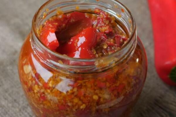 LJUTENICA PO RECEPTU RUSKIH DOMAĆICA: Pikantni dodatak jelu od pečenih paprika PUN VITAMINA! (VIDEO)