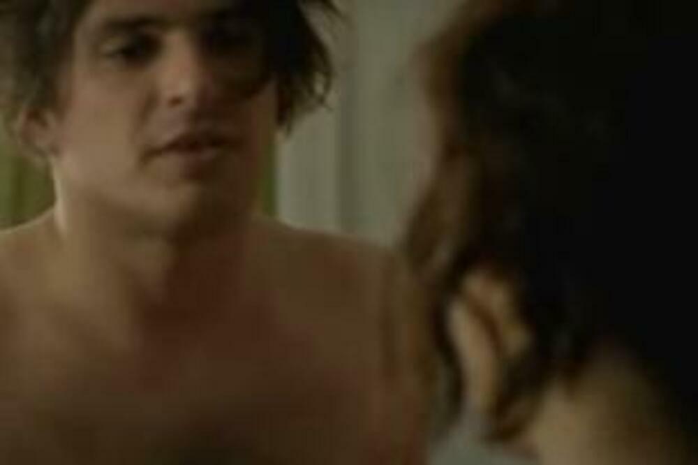 SCENA O*ALNOG SE*SA NA RTS-U: Poznati glumac u VRELOJ AKCIJI sa VIŠE ŽENA, onesvestićete se! (VIDEO)