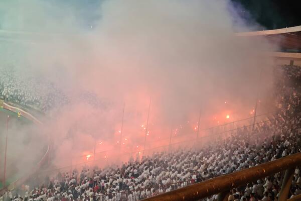 DA LI IM JE OVO TAKTIKA! Navijači Makabija napravili oblak dima, UTAKMICA PREKINUTA (FOTO)
