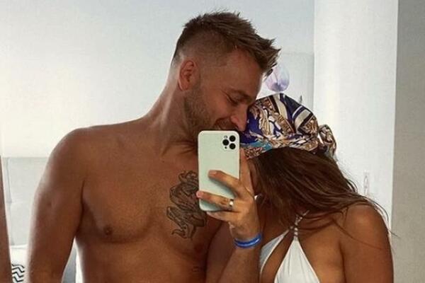 KADA SE SAZNALO ZA OVO SRBIJA JE OSTALA U ŠOKU: Brat naše pevačice je smuvao MALOLETNICU i to dok je bio PROFESOR