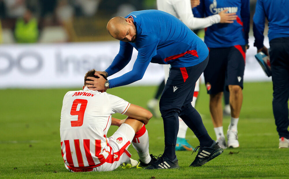 Dejan Stanković teši Milana Pavkova posle datog autogola