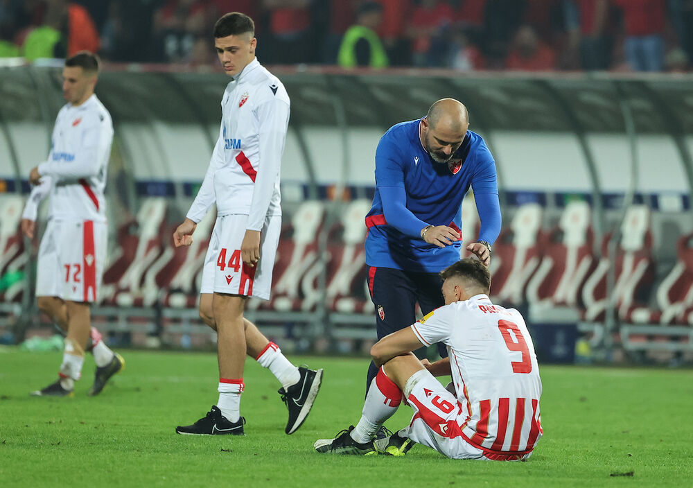 Dejan Stanković, tadašnji trener Crvene zvezde teši Milana Pavkova posle autogola i ispadanja