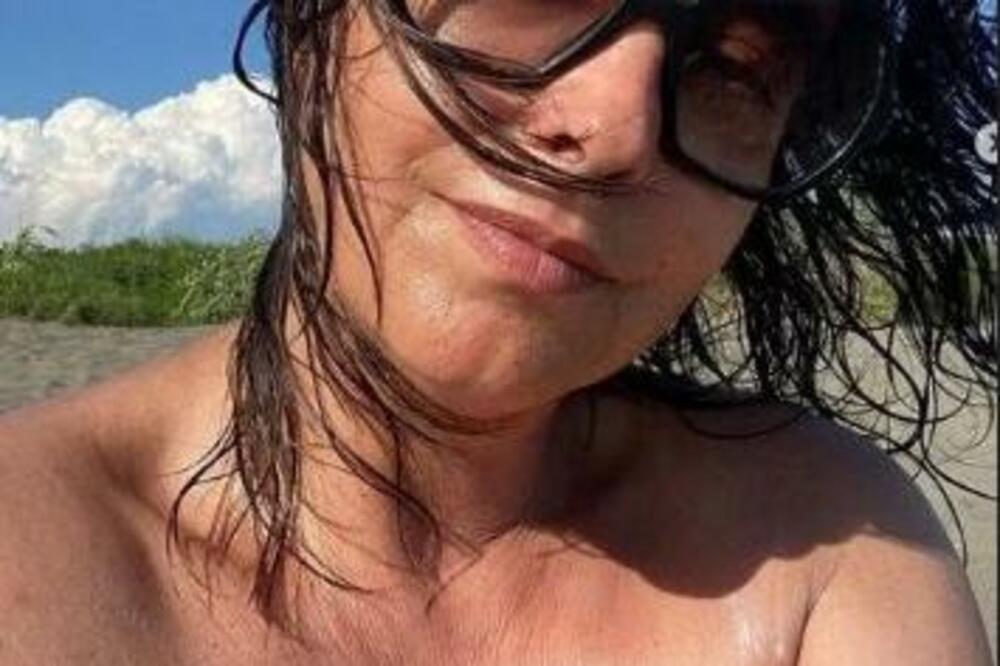 OVAKO IZGLEDA SRPKINJA U TOPLESU! Slikala se u KRUPNOM planu, OVO ĆE VAS DOBRO ZAGREJATI (FOTO)