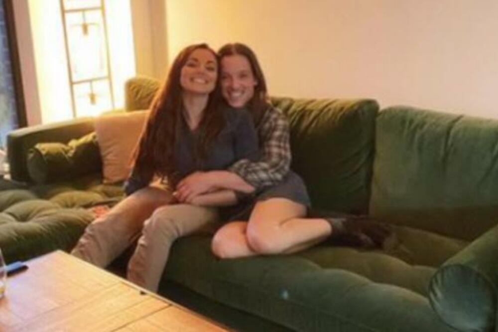 ŠTA LI OVO TROJE RADE NA SLICI?! Jeziva slika postala HIT NA INTERNETU (FOTO)