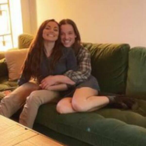 ŠTA LI OVO TROJE RADE NA SLICI?! Jeziva slika postala HIT NA INTERNETU (FOTO)