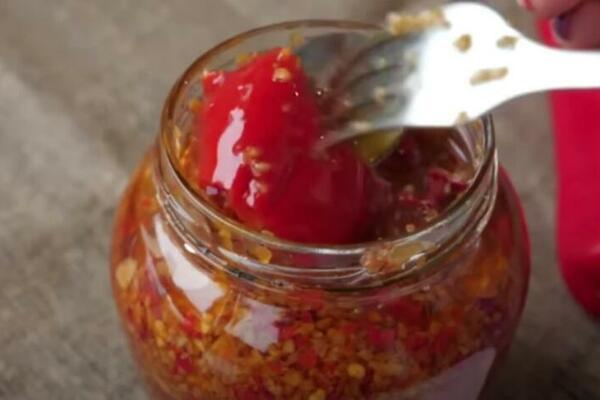 BRAĆA RUSI OVAKO PRAVE LJUTENICU! Objavljen i SNIMAK koji dokazuje da ni AJVAR nije toliko DOBAR (VIDEO)