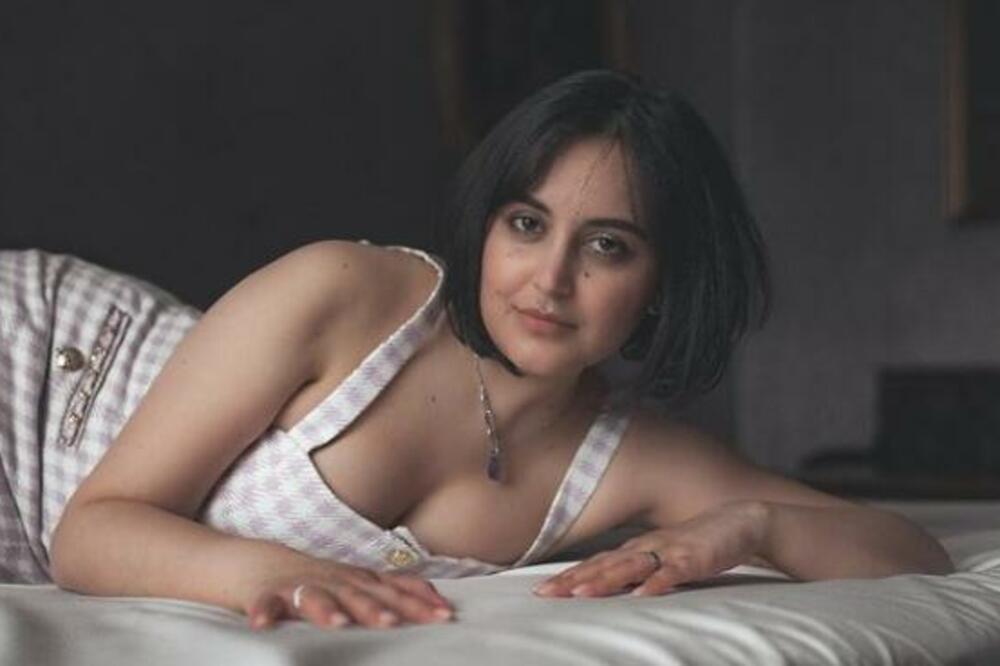 JASMINA NAPUSTILA PORODICU DA BI POSTALA GLUMICA ZA ODRASLE: Pokazala da se ne uklapa u ŠABLON, 1 stvar sve ČUDI!