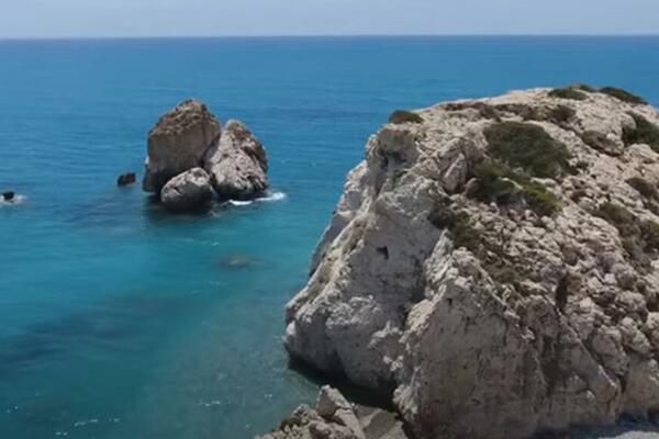 KO OVDE PLIVA, BIĆE OBDAREN VEČNOM LEPOTOM: Afroditina stena je jedna od omiljenih destinacija na Kipru!